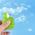 Jouet souffleur de bulles grenouille verte soufflant des bulles sur un ciel bleu - Grenouille à Bulles