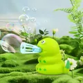 Détail du jouet à bulles serpent vert pour enfants s'amusant dans un jardin ensoleillé - Serpent à Bulles