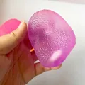 Dettaglio ravvicinato della consistenza irregolare di un giocattolo antistress rosa - Stile Caramella Media (Maltosio) / Viola