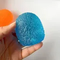 Dettaglio macro di un giocattolo squishy blu a forma di mela con superficie ghiacciata - Stile Caramella Media (Maltosio) / Blu