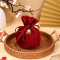 Lujosa bolsa de regalo de boda en terciopelo rojo con colgante decorativo dorado Doble Felicidad. - With Double Happiness Pendant And Pearl / Burdeos