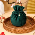 Elegant dark green velvet drawstring gift bag featuring a pearl charm for wedding favors - With Pearl Decoration / Dark Green