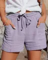 Vista dettagliata dei pantaloncini viola a vita alta con coulisse e texture in cotone - S / Bottoms / Viola Chiaro