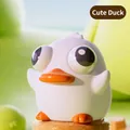 Foto in studio di un simpatico giocattolo a compressione a forma di papera bianca con occhi buffi - Anatra Bianca Occhi Pop Squishy