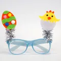 Primer plano de gafas de fiesta de Pascua con adornos de huevo colorido y pollito amarillo - Estilo Luminoso EL / Estilo De Huevo De Pascua Y Pollito En Cáscara