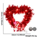 Detailweergave van rode LED-hartkrans met gnoomfiguren en inclusief CR2032-batterijen - XOXO Kabouter Hart Stijl / Met Licht