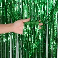 Detailansicht eines dichten grünen Folienvorhangs für die Dekoration am St. Patrick's Day - Matt Grün / 1x1m Packung