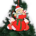 Holz Weihnachtsbaumschmuck mit einem niedlichen Bären in einem roten festlichen Geschenksack - Weihnachtsbär / Ein Weihnachtsbär-Anhänger
