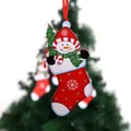 Hölzerner Christbaumschmuck mit süßem Schneemann in einem roten Strumpf für die Feiertage - Schneemann / Ein Weihnachtsschneemann-Anhänger