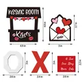 Set di decorazioni in legno per vassoio a più livelli di San Valentino con dimensioni - Tema Kissing Booth