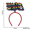 Maßangaben des Regenbogen LOVE Stirnbands: 22,5cm Höhe, 17cm Breite und 18g Gewicht im Detail. - ONE LOVE Stil