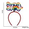 Vista dettagliata del cerchietto arcobaleno pride con motivo a cuore LOVE e dimensioni - Stile Love Cuore