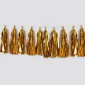 Detailansicht der glänzenden goldenen Folien-Quastengirlande an einer weißen Schnur - 10 Goldene Quasten