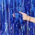 Detailansicht des metallisch blauen Lamellenvorhangs mit glänzender Textur - 1x4m / Blau