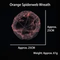 Detail eines orangefarbenen Spinnennetz-Rattan-Kranzes für Halloween, 25 cm. - Orangener Spinnenseiden-Rattanring / Orange