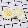 Detail van twee crème kunstmatige rozenbloemhoofdjes voor DIY handwerk en decoratie - Witte roos hanger / 10 Stuks Verpakking