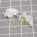 Detailweergave van kleine witte kunstbloemen met geel hart voor al uw DIY-decoraties - Zephyranthes / 10 Stuks Verpakking
