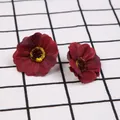 Gedetailleerde weergave van twee donkerrode kunstmatige zijden bloemhoofdjes voor knutselen - Donkerrode Zonnebloem / 10 Stuks Verpakking