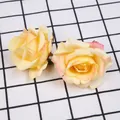 Detailweergave van twee kunstmatige gele rozenkoppen met roze randen voor doe-het-zelf decoratie - Rozenpatroon Zwart / 10 Stuks Verpakking