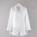 Pyjama deux pièces blanc avec manches longues, volants aux poignets et short assorti - S / Haut Et Bas / Blanc