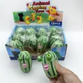 Detailopname van watermeloen knijpspeeltje met pop-ogen en de 12-stuks displaydoos - 1 Stuk / Groen