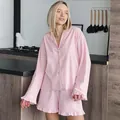 Elegantes zweiteiliges rosa Pyjama-Set mit Rüschen-Oberteil und passenden Shorts. - S / Oberteil Und Unterteil / Rosa