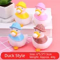 Set mit niedlichen Enten-Quetschspielzeugen aus Vinyl zum Stressabbau und Spielen - Enten-Anhänger
