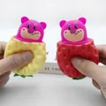 Oso rosa saliendo de juguetes antiestrés con forma de fresa y queso para relajarse - Taza de Fresa Grande
