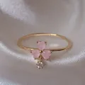 Elegante anello regolabile in oro con pietre a cuore rosa in un design floreale - Aperto Regolabile / Ciondolo Cuore Rosa Zirconia (JZ008)
