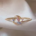 Anello dorato regolabile con falce di luna e farfalla decorato con zirconi colorati - Aperto Regolabile / Luna Farfalla Zirconia Iridescente (JZ012)