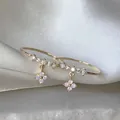 Elegante anello regolabile in oro con barretta di zirconi e ciondolo a fiore rosa - Aperto Regolabile / Ciondolo Fiore Quattro Petali Zirconia (JZ013)