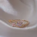 Anello dorato regolabile con delicate decorazioni floreali in zircone viola e rosa - Aperto Regolabile / Catena Perline Fiori Rosa Viola (JZ015)