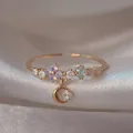 Anello regolabile placcato oro con fiori di zircone e un ciondolo a forma di luna - Aperto Regolabile / Grappolo di Fiori Ciondolo Mezzaluna (JZ017)