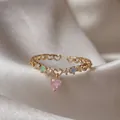 Elegante anello dorato regolabile con ciondolo a cuore in zircone e pietre colorate. - Aperto Regolabile / Cuore Traforato Ciondolo Cuore Rosa (JZ020)