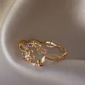 Elegante anello regolabile color oro con motivi floreali e farfalle in zirconi colorati - Aperto Regolabile / Fiore Farfalla Traforato Anello Intrecciato (JZ025)