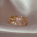 Anello regolabile in oro con fiore in zircone e pietre rosa e viola dolce - Aperto Regolabile / Petali Traforati Doppio Strato Zirconia (JZ030)