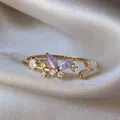 Anello a farfalla regolabile con zirconi colorati su uno sfondo di raso morbido - Aperto Regolabile / Fiore Farfalla Zirconia Multicolore (JZ031)