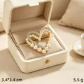 Élégante broche en forme de cœur dorée avec perles et strass dans sa boîte cadeau - Double Cœur Perle Or KC