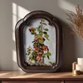 Vintage Bilderrahmen aus dunklem Holz mit botanischer Kunst auf einem Holztisch - 6-Zoll Quadratisch 13x17cm