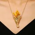 Einzigartige goldene Blumenstrauß-Brosche mit echten gelben Trockenblumen am Model - Kreativer Strauß Dual-Use-Stil (0526) / Gold