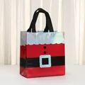 Sacchetto regalo di Natale rosso in tessuto non tessuto con finitura laser e design festivo - Stile Babbo Natale (5800-1) / 23x22x11cm