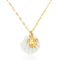 Détail macro montrant le pendentif tortue et coquille blanche plaqué or 18 carats - Style Tortue et Coquillage (XL016-12) / 8.5