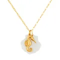 Gros plan détaillé du pendentif hippocampe plaqué or 18 carats avec coquillage blanc sur chaîne - Style Hippocampe 2 et Coquillage (XL016-13) / 8.5