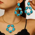 Detailansicht der Vintage-Halskette und Creolen mit blauen Barockperlen in Gold - Ohrringe & Halsband Set / Blau