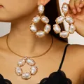 Detailaufnahme von barocken Perlenohrringen und einer Halskette an einem asiatischen Model. - Ohrringe & Halsband Set / Weiß