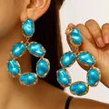 Nahaufnahme der übergroßen blauen Barockperlen-Ohrringe mit goldenem Kreisrahmen - Ohrstecker (DZ-869) / KC Gold