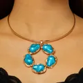 Detailaufnahme einer luxuriösen Barockkette mit unregelmäßigen blauen Kunststeinen - Halsband (5435) / KC Gold