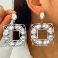 Auffällige silberne quadratische Hängeohrringe mit Barockperlen für einen Vintage-Look - Ohrstecker / Weißgold