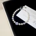 Gros plan détaillé d'un bracelet en perles plaqué or 18 carats avec oxydes de zirconium. - Argent