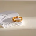 Dettaglio ravvicinato di un anello vintage placcato oro 24K con zirconi brillanti incastonati - Stile Trasparente (Stile 3) / Oro
